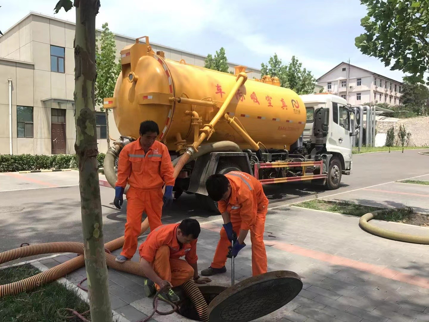 永济管道疏通车停在窨井附近